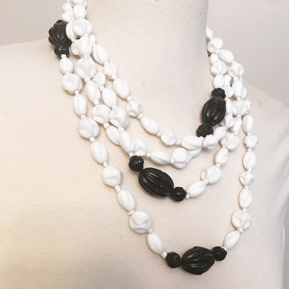 Vintage MIRIAM HASKELL Signed White MILK Glass & Black Beads Long necklace - Picture 3 of 7